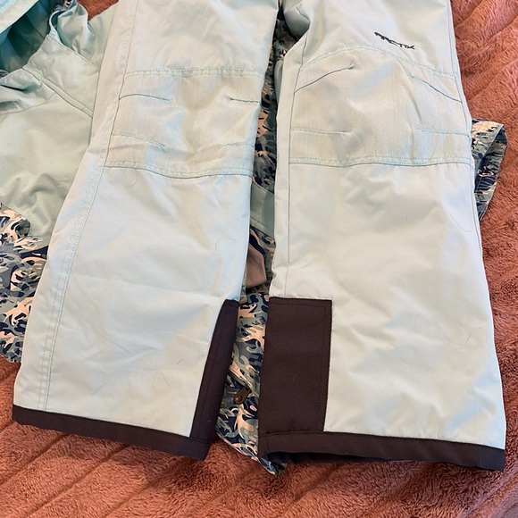 Girls Arctix snow/ski suit. Size L - Picture 6 of 15